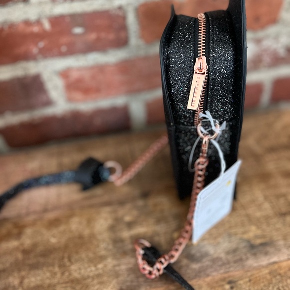 Skinny-dip champagne bottle bag perfect for New Year’s. New with tags. - Picture 3 of 8